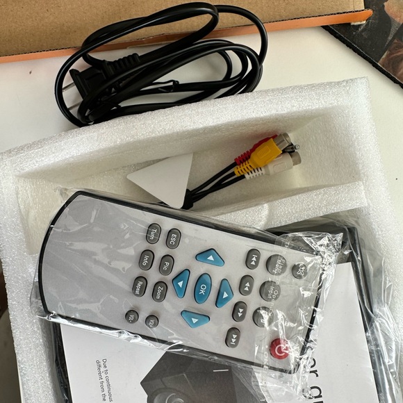 LED Projector with remote - Picture 4 of 11